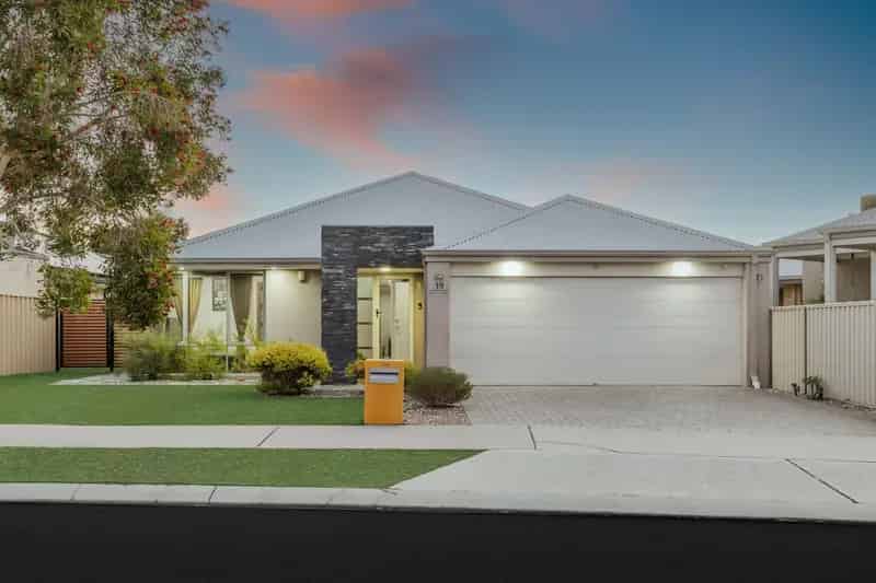 Reserve facing and walk to shopping centre
