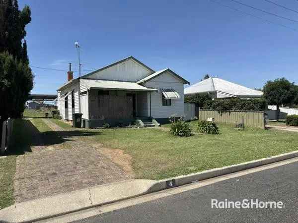 Rent Three Bedroom House in Tamworth with Ensuite and Renovated Kitchen