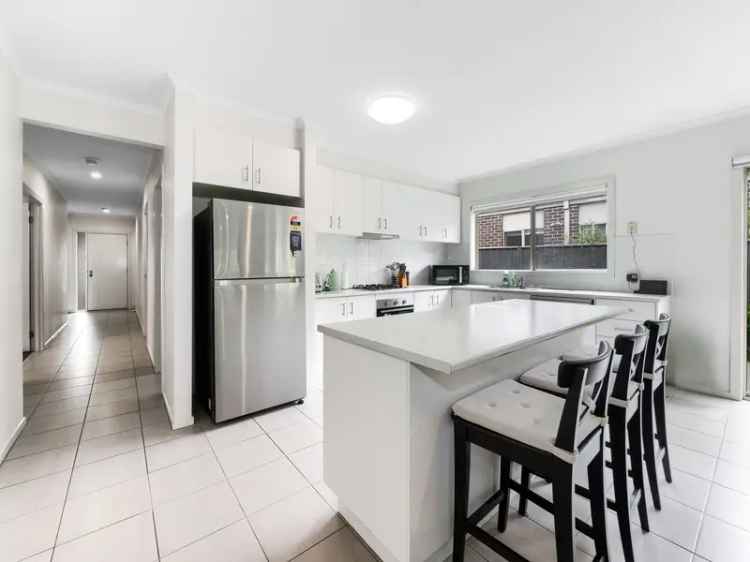 Rent House in Cranbourne North with 4 Bedrooms and Nearby Amenities