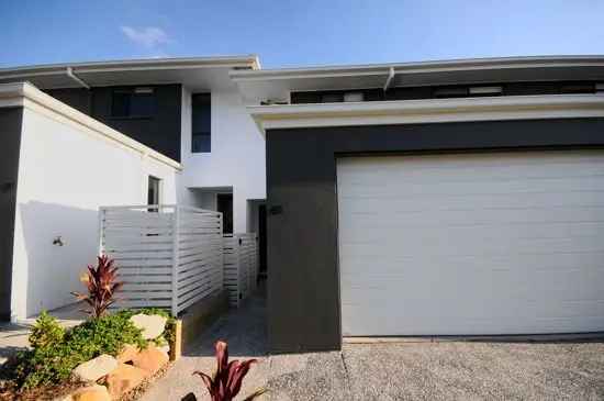 Modern Townhouse with Pool Near Shops and Schools