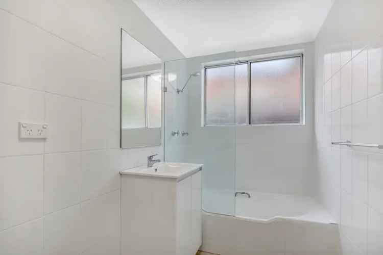 Spacious 1 Bedroom apartment with lock up garage!