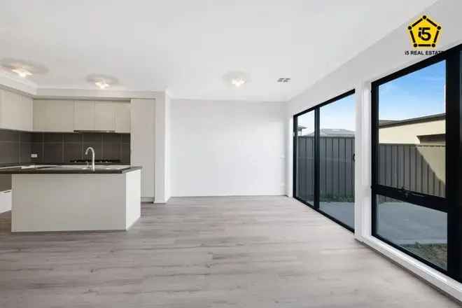 Brand New 3 Bed 25 Bath Townhouse in Tarneit The Grove