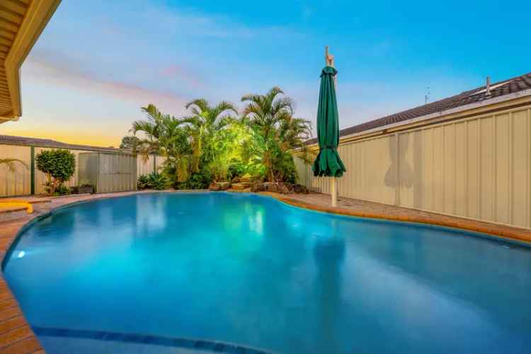 Elanora Family Home - 4 Bed, Pool, Double Garage