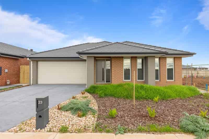 Buy House in Manor Lakes with 4 Bedrooms and Spacious Backyard
