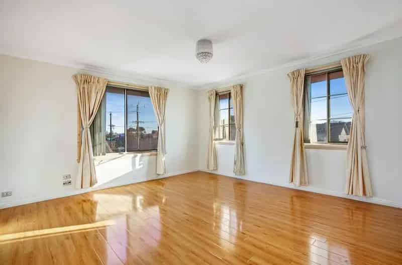 A Delightful 5 Bedroom Front Property!