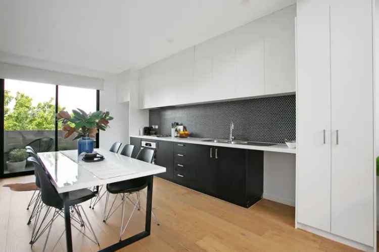 Modern 2-Bedroom Townhouse in Reservoir