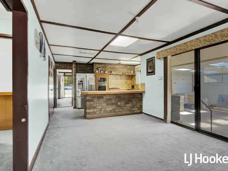 Buy Family Home with Development Potential and Outdoor Amenities