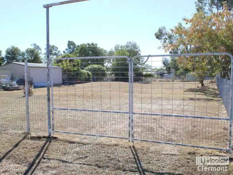 LARGE, LEVEL VACANT BLOCK OF LAND!