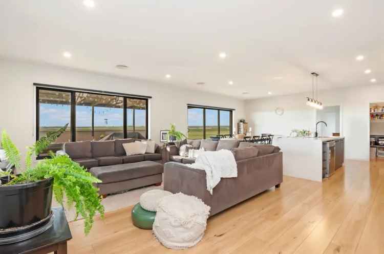 Stunning Lifestyle Property - Moments from Killarney Beach