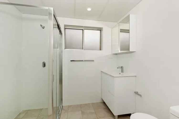 Modern 2 Bedroom Apartment Wentworthville Split System AC Close Amenities