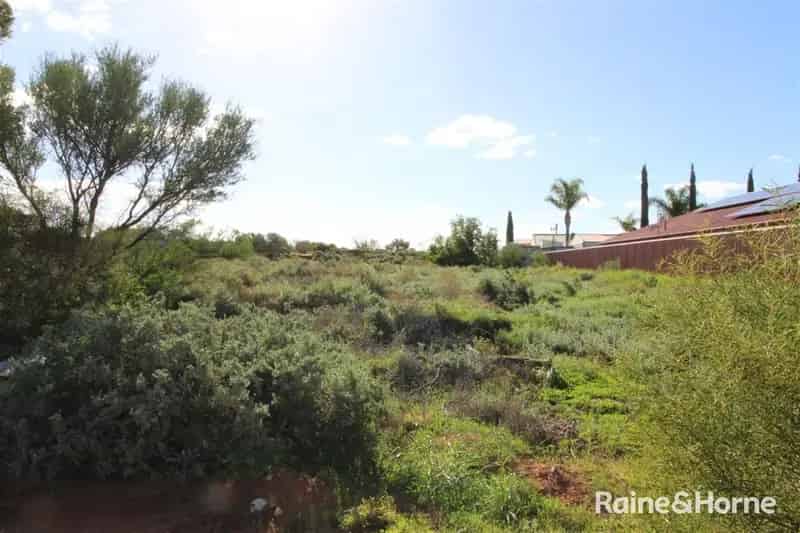 Buy land in a quiet cul-de-sac on the Westside with great features