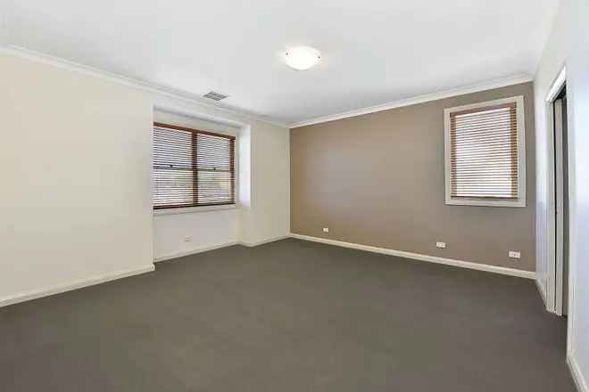 Essendon Family Home Double Storey Near Schools and Shops