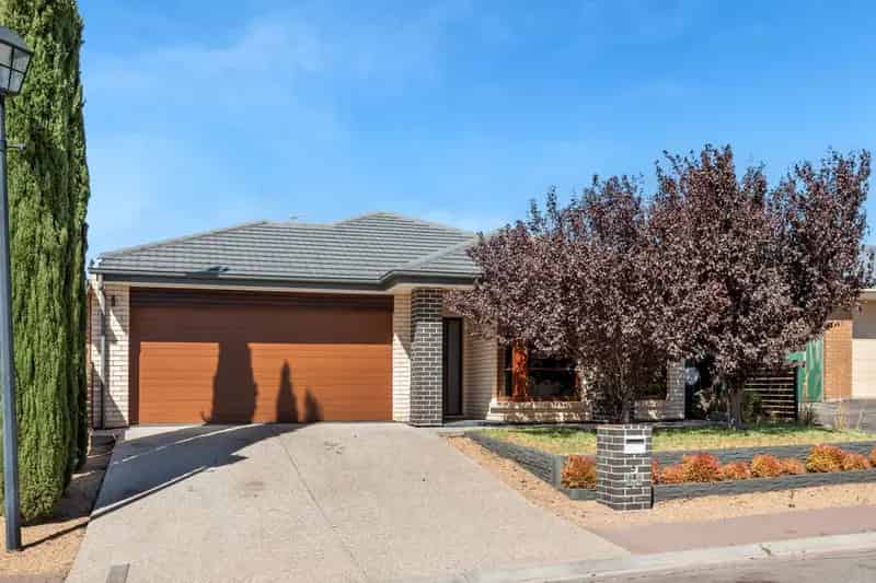 Rent courtyard home in stylish modern area with stunning alfresco