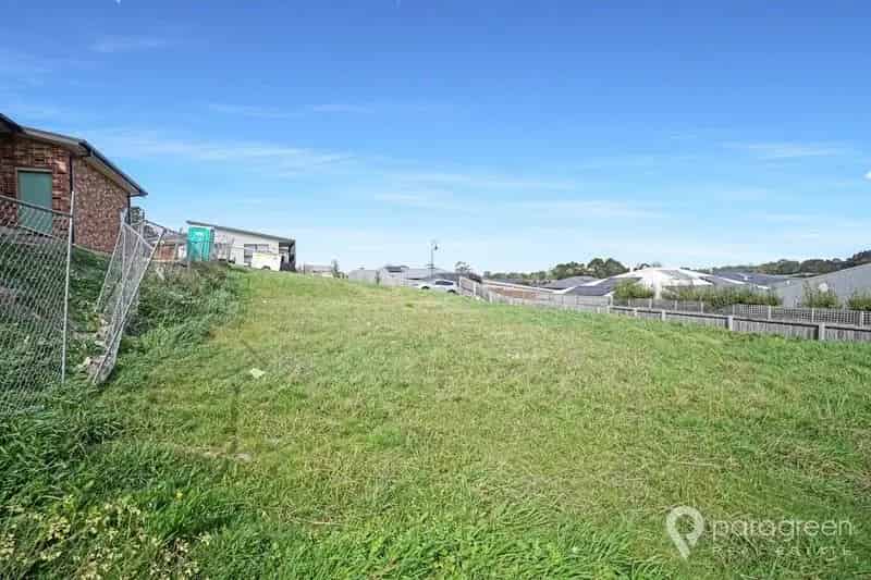 FLAT BLOCK WITH VIEWS OVER THE TOWN & TOWARDS THE HODDLE RANGES