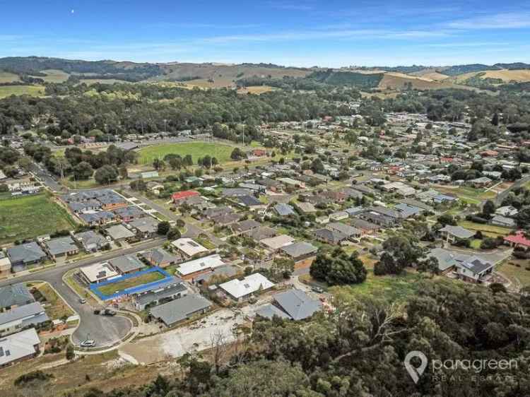 FLAT BLOCK WITH VIEWS OVER THE TOWN & TOWARDS THE HODDLE RANGES