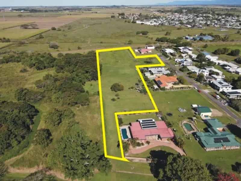 1.78 HECTARE (OVER 4 ACRE) BLOCK OF LAND ON TOWN OUTSKIRTS!