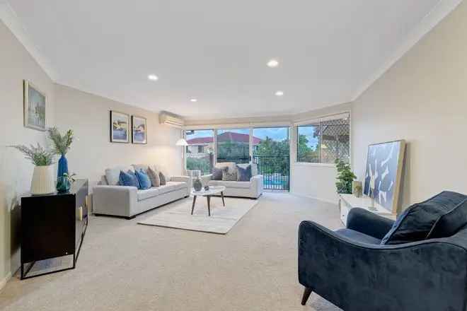 Family Home in Stretton State College Catchment with Pool