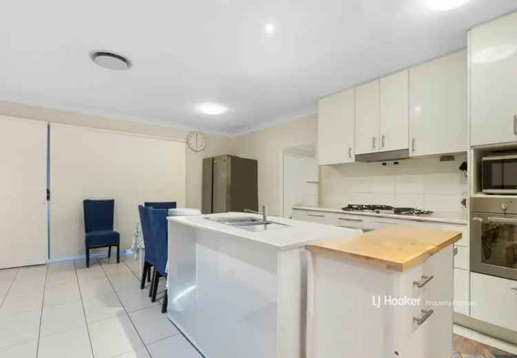 Buy townhouse near public transport with luxe amenities