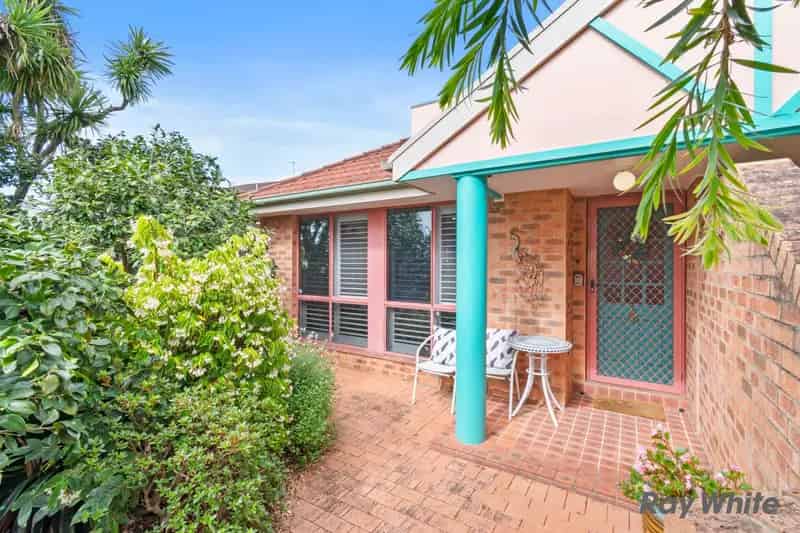 SINGLE LEVEL VILLA DIRECTLY OPPOSITE THE BEACH!