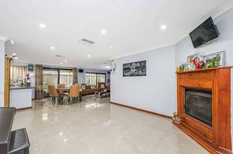 DELUXE 4 x 2 Family Home
