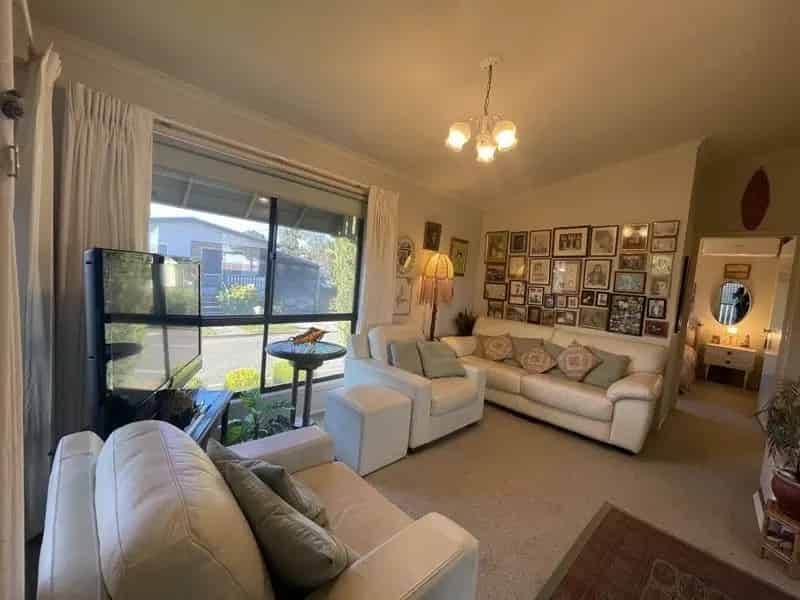 A COSY ONE BEDROOM WITH VIEWS AND A GARDEN TO ENJOY