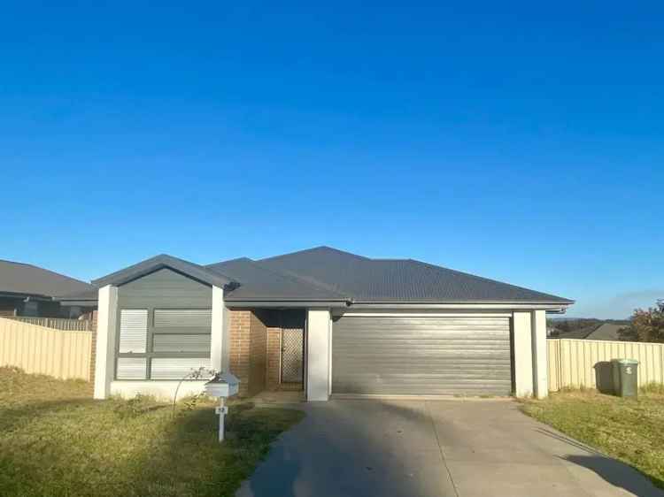 Family Home 4 Bed 2 Bath Double Garage Parkes