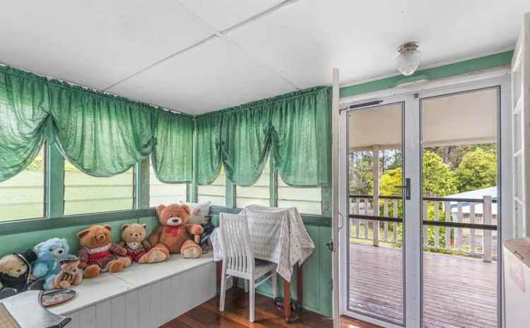 CLASSIC QUEENSLANDER HOME - SEPARATE COTTAGE & GRANNY FLAT