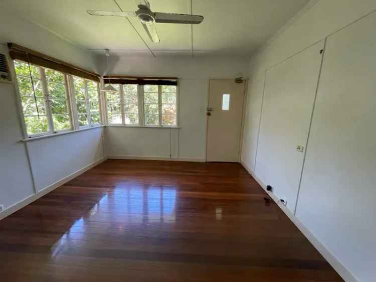 Rent House with Pool and Deck in Pet Friendly Location