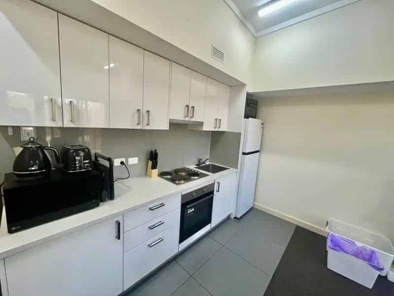 CRISP & VERY NEAT 1 BEDROOM STUNNER !!!