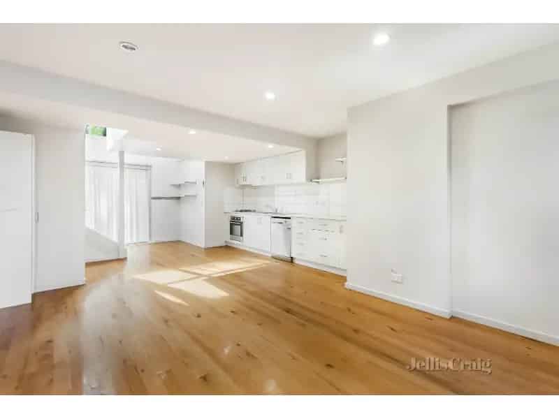 Tranquil Contemporary Townhouse In Great Location