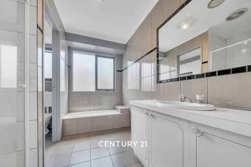 1 room apartment of 242 m² in Melbourne