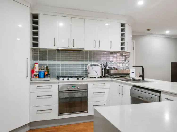 SPACIOUS FAMILY HOME IN PRIME BENOWA LOCATION