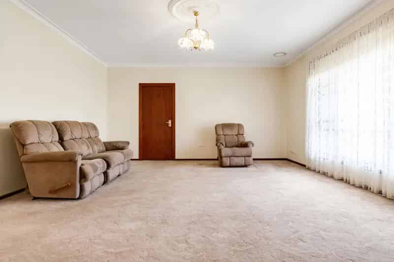 Large Family Home close to shopping precinct