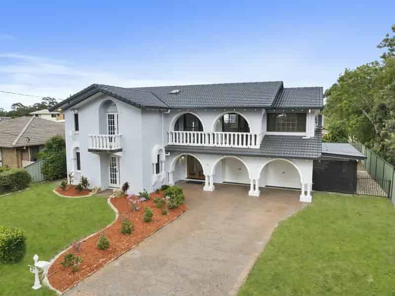 Stunning buy house 4 bedroom 3 bathroom Banksia Beach waterfront living