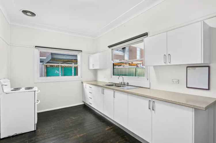 Three Bedroom Family Home Near Dolls Point Beach