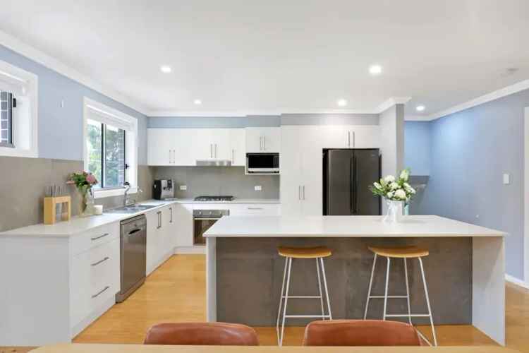 Modern 3-Bedroom Home Near Parkside Shops and Lakelands Public School