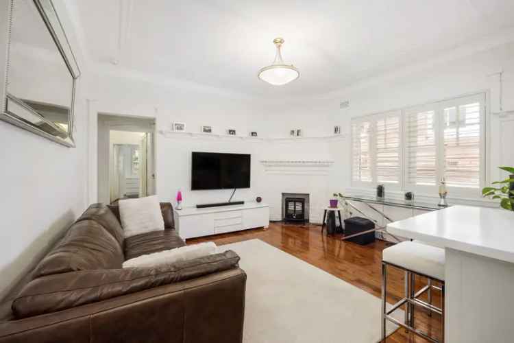 Elegant Art Deco 2-Bedroom Apartment with Classic Charm and Modern Comforts