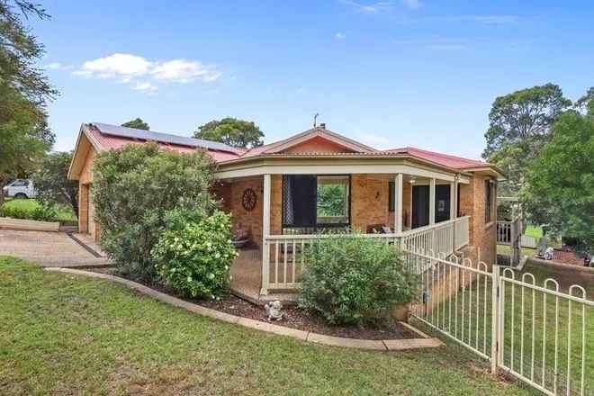 4 Bedroom Family Home near Reserve with Pool