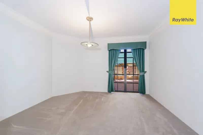 Spacious 4-Bed, 2-Bath with 5 Livings Areas!
