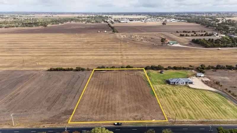 Enjoy the Best of Both Worlds - Rural Charm with Town Convenience