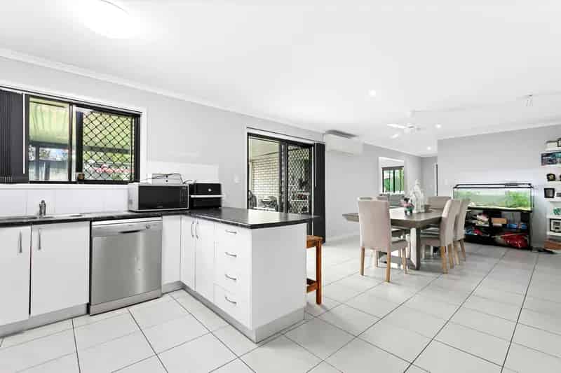 11 Chanak Close, Point Vernon QLD 4655 - House For Lease