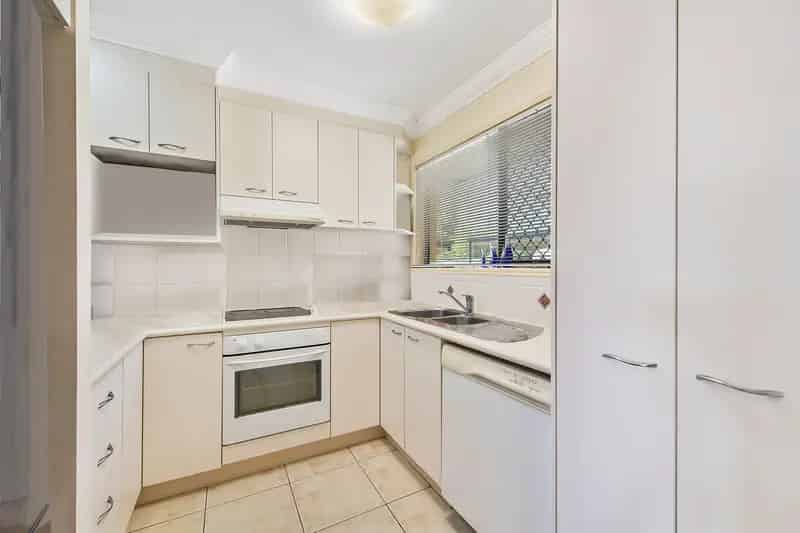 Spacious Townhouse in Prime Woody Point Location!