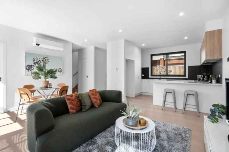 Stylish townhouse for rent in Oakhill Estate with courtyard and garage