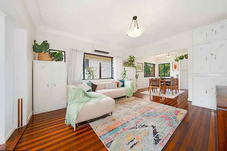 PARKSIDE POSITION, ENDLESS POTENTIAL AND COVETED SCHOOL CATCHMENT ON A LEAFY STREET