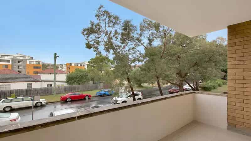 ideally located apartment with lock up garage!