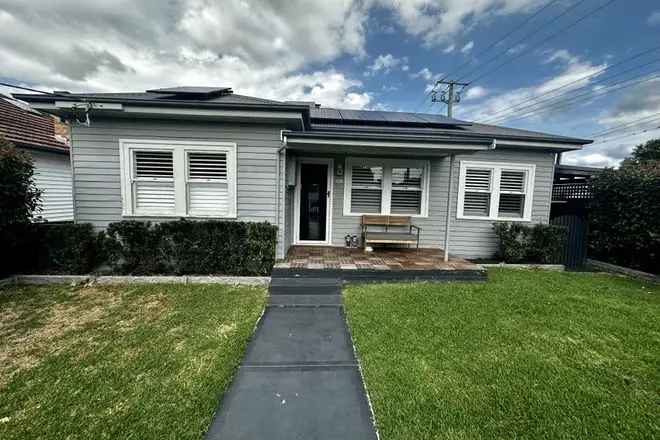 Updated 3 Bedroom House Near Green Hills Shopping Centre