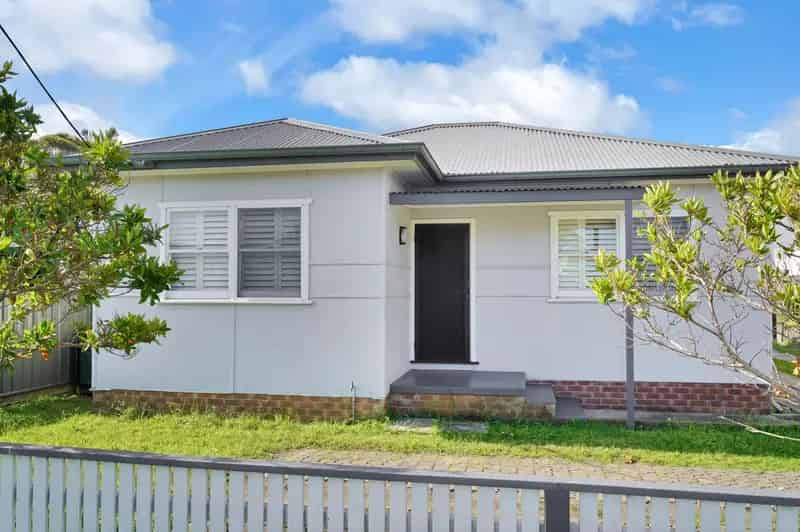 Lease cottage Fairy Meadow three bedroom with modern allure