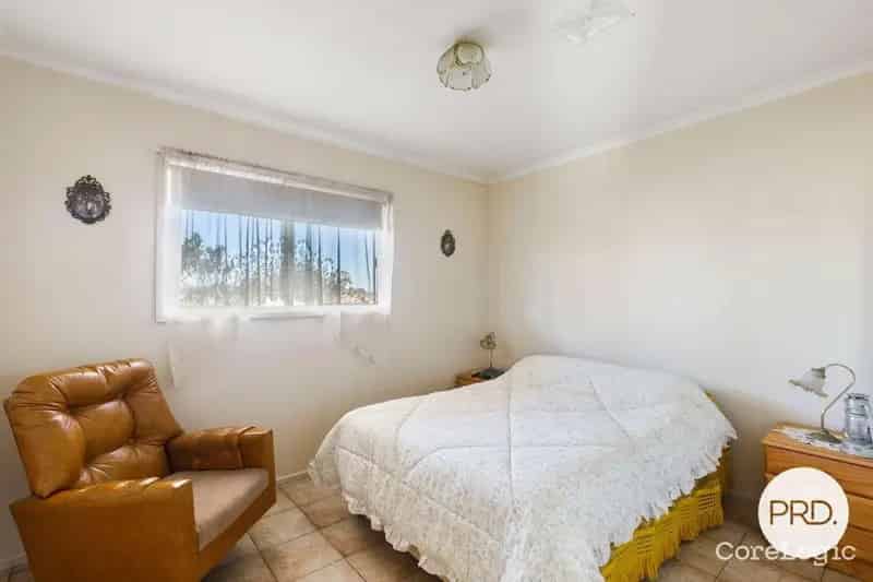 Buy rural property in Goulburn Weir with modern features and spacious land