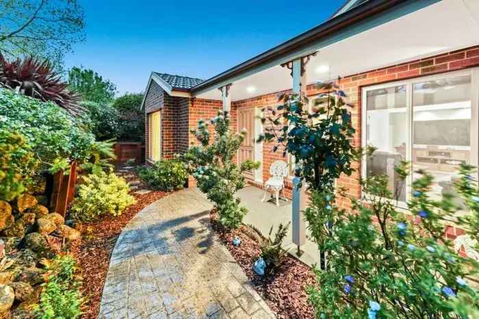 Charming Entertainer in Berwick's St John's Heights Estate