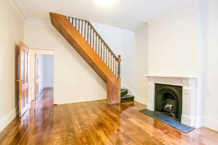 Stylish Newtown Terrace - 4 Bedrooms, Modern Kitchen, Private Courtyard